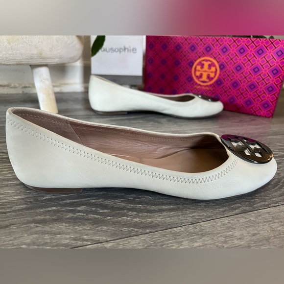 Tory Burch Reva Ballet Flat Nellie Nappa Metal Logo in Vanilla & Pewter Size 8.5 - Picture 3 of 9